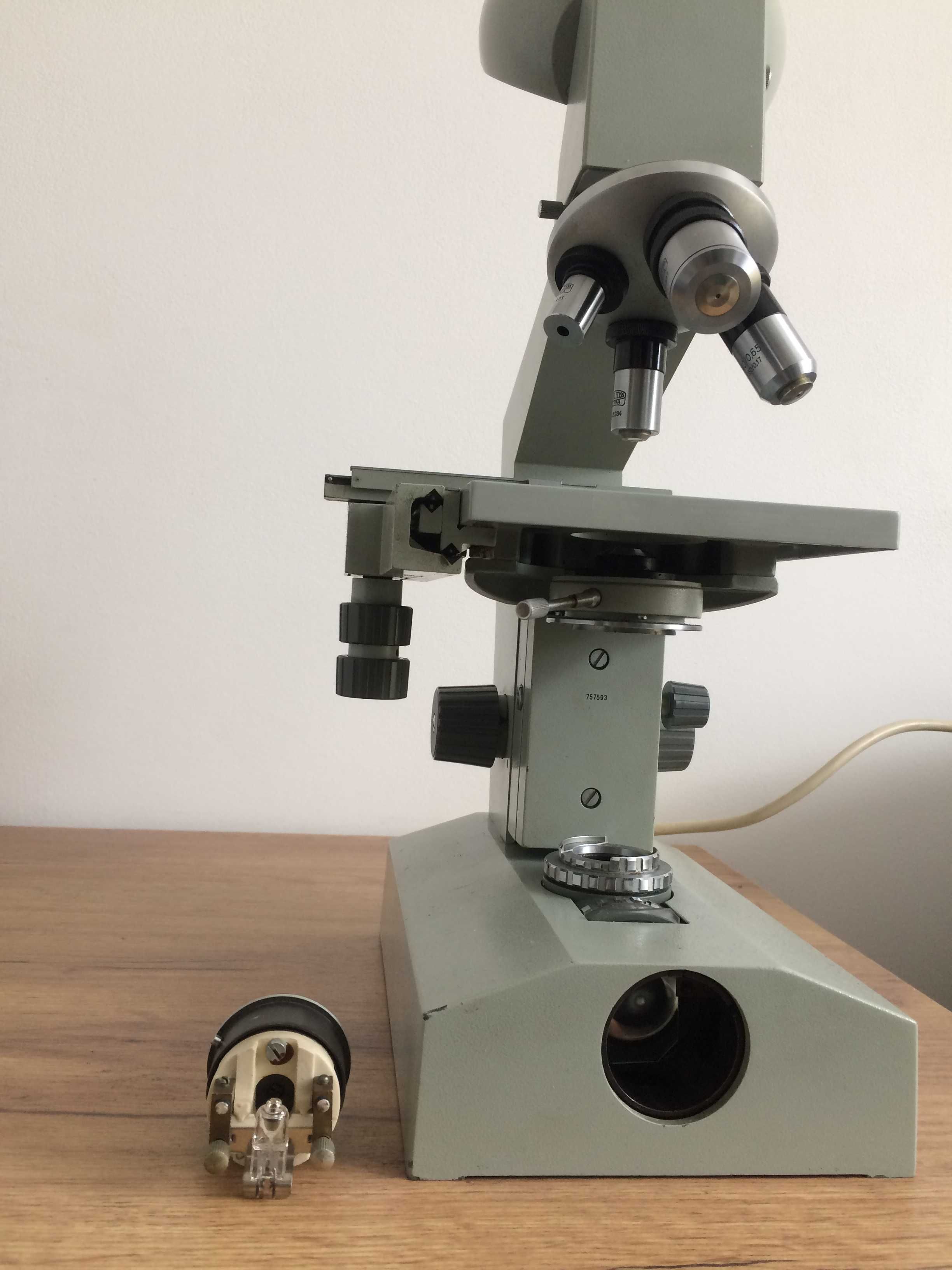 Mikroskop biologiczny Laboval 2 firmy Carl Zeiss Jena z czasów DDR.