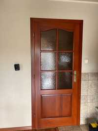 Drzwi wewnętrzne drewniane z opaskami