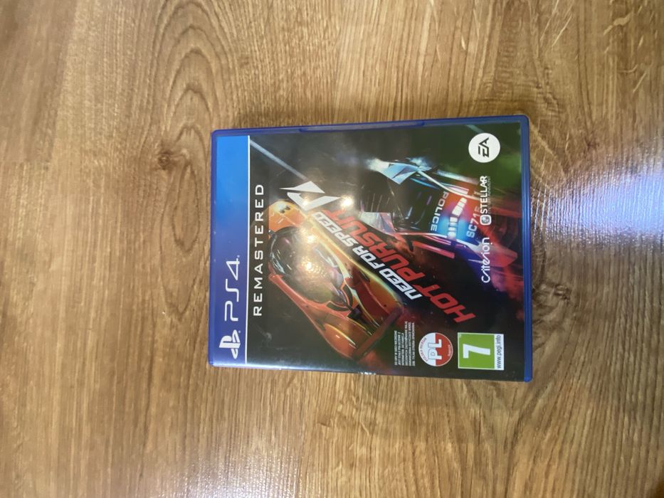 PlayStation 4 slim z grami i padem