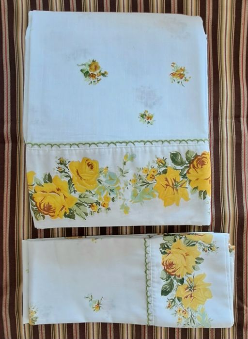 Conjunto/jogo de lençóis Novos
Tem um pequeno defeito como se ve na fo