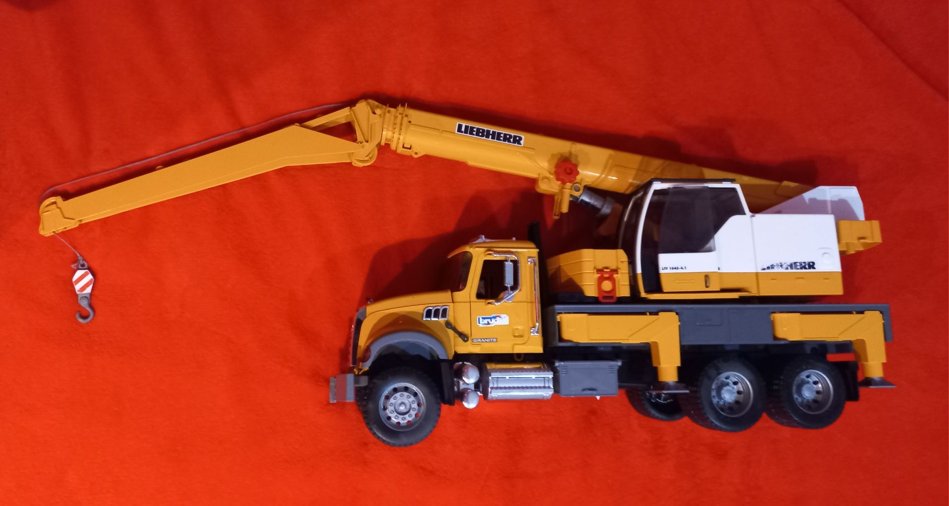 Bruder 02818 Mack z dźwigiem Liebherr