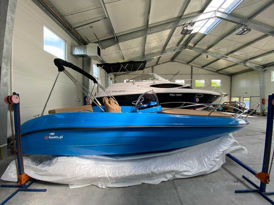 M560 Sundeck łódź motorowa nowa, cała niebieska, bogate wyposażenie