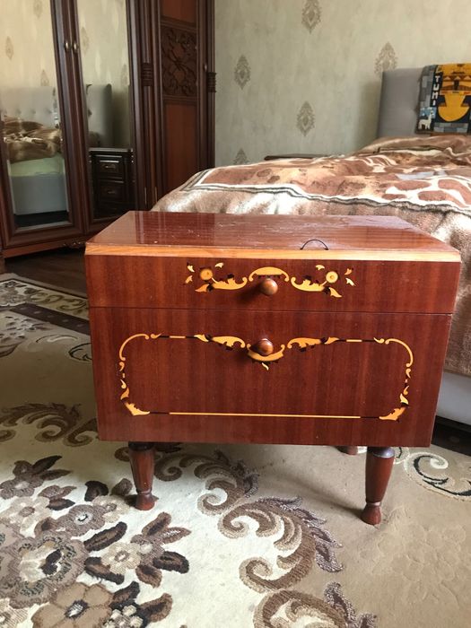 Продам тумбочку прикроватную