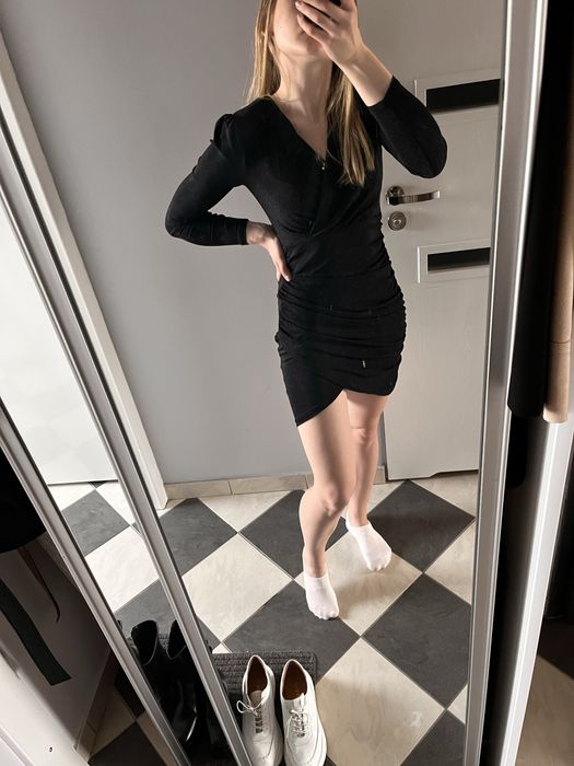 Czarna dopasowana sukienka na sylwestra/imprezę/urodziny błyszcząca, S