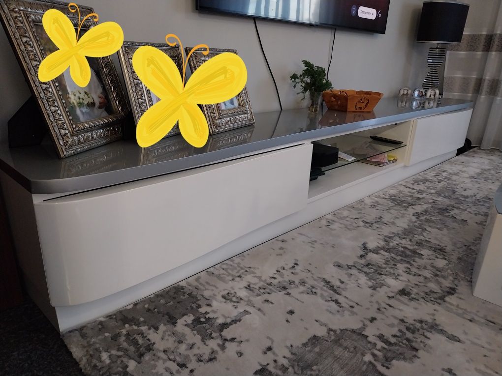 Móvel TV branco, lacado com tampa cinza e iluminação