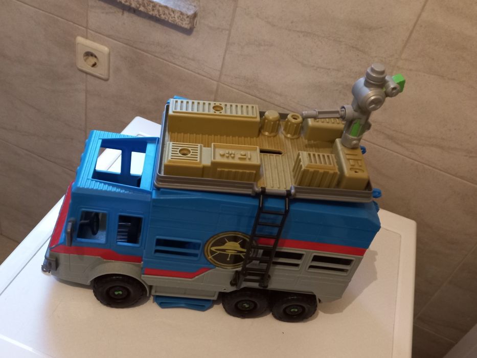 Brinquedo - carrinha do Ben 10