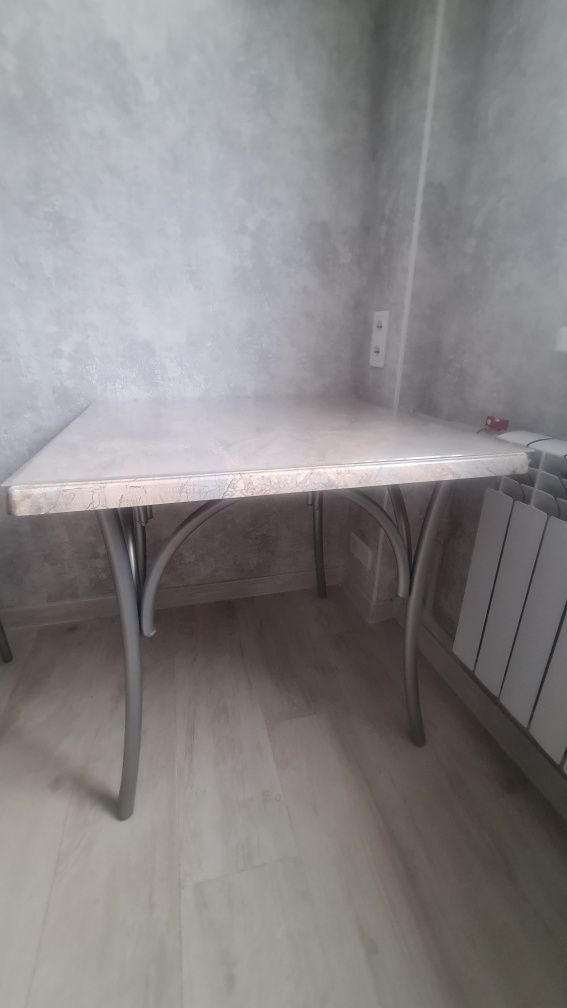 Продам стол кухонный