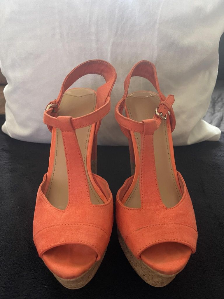 Sapato cor de laranja 36 37
Marca: Berska 
Tamanho: n 36, calça 37
Val