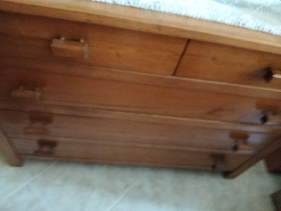 Sofá castanho caramelo e um puf, cómoda em madeira maciça