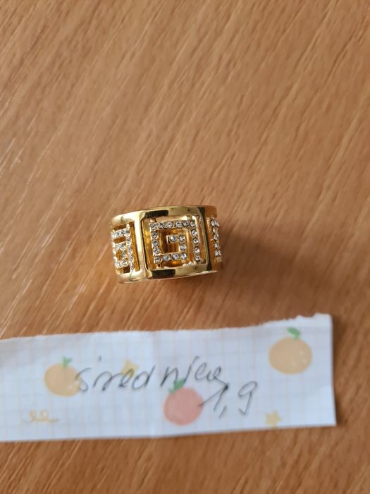 Pierścionek z cyrkoniami