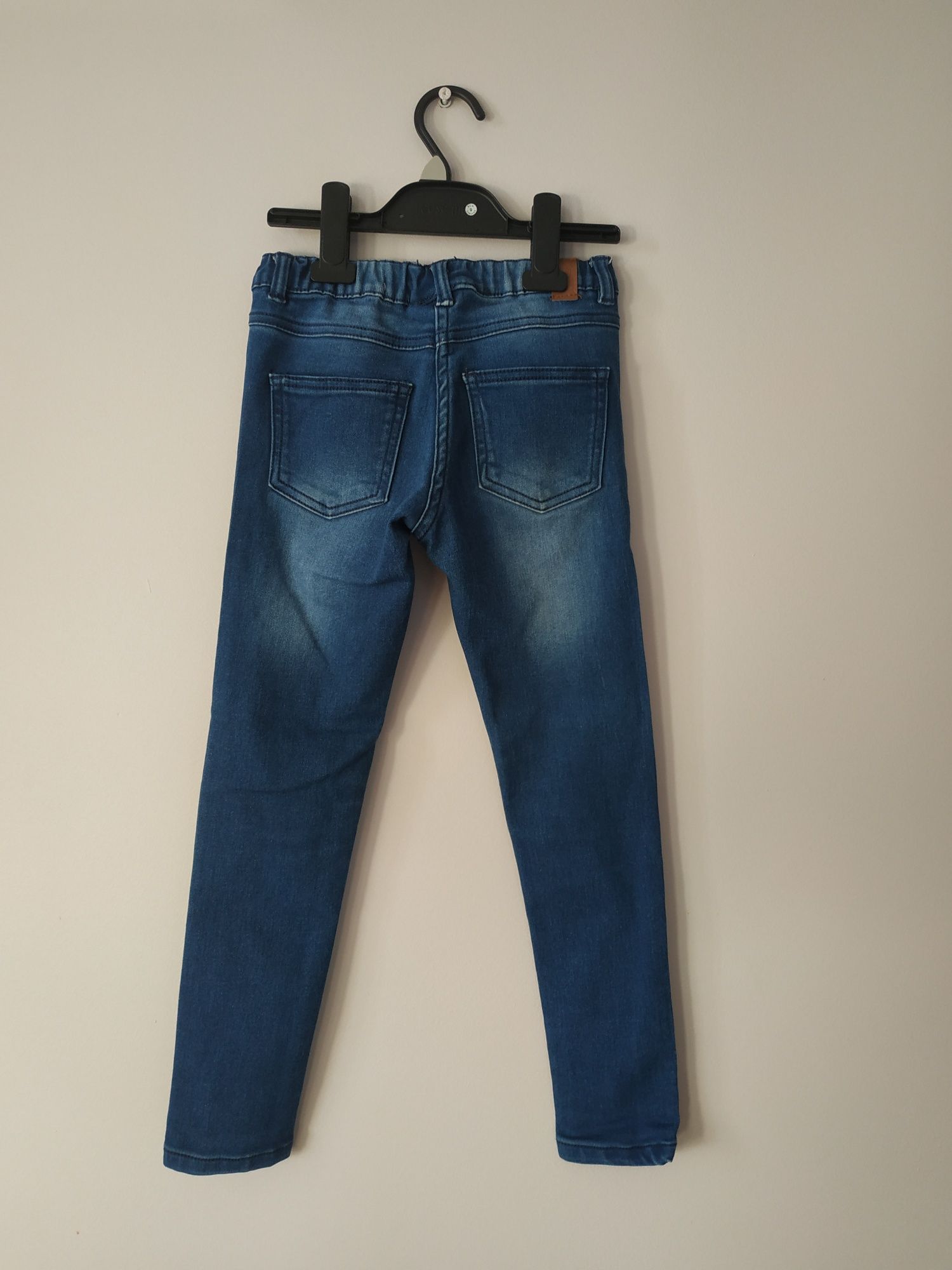 Spodnie jeansy na gumce, tregginsy skiny z lampasami r. 128