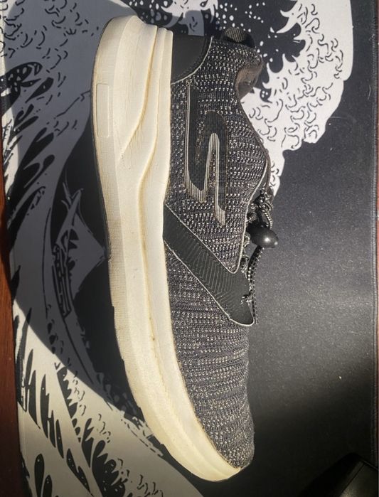 Tenis skechers (N.44).