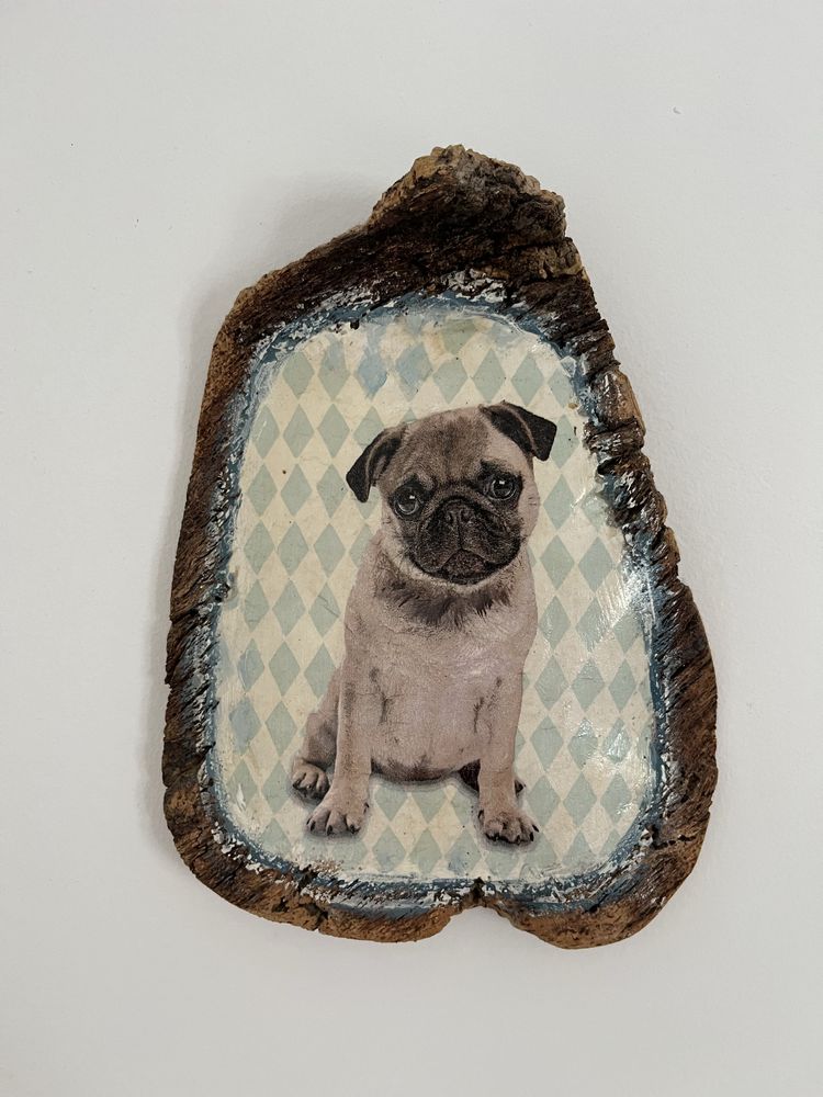 Peça em cortiça pintada à mão (pug)