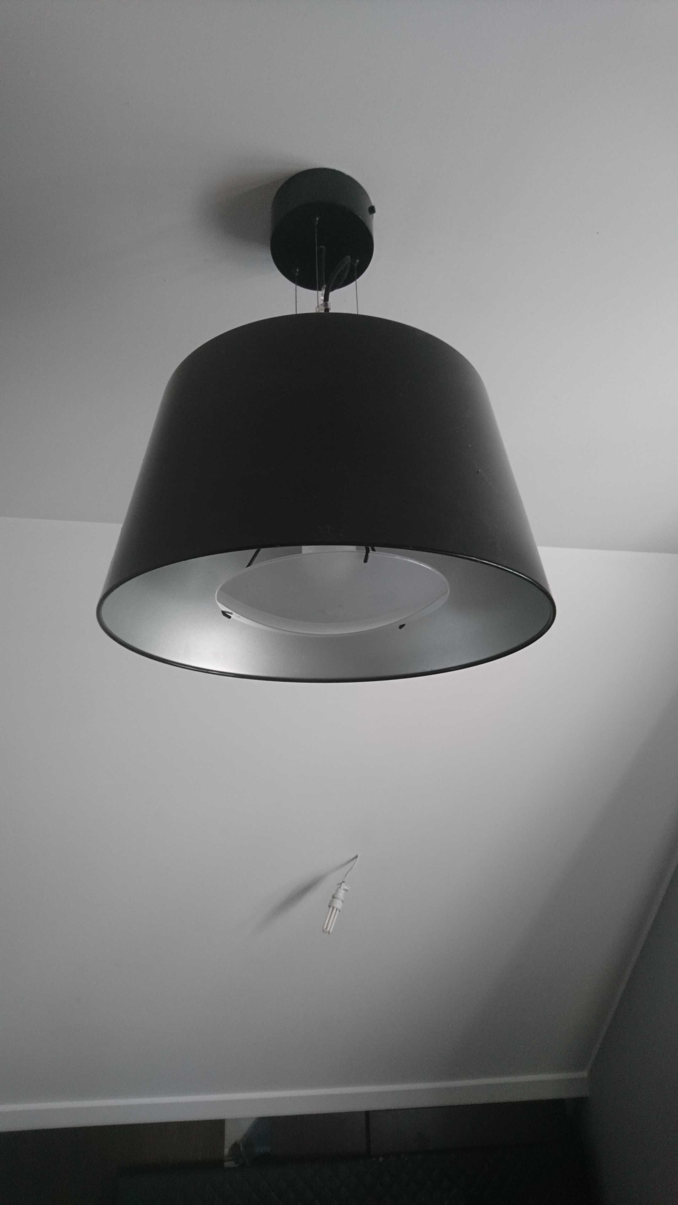 Czarna lampa ikea