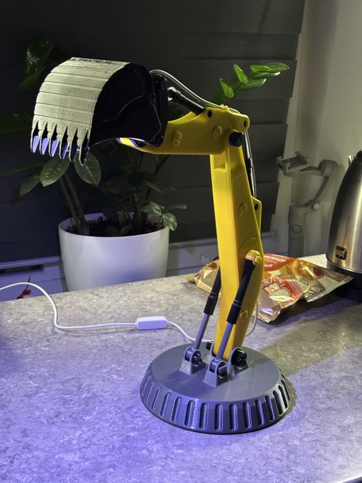 Настільний світильник у вигояді ковша екскаватора