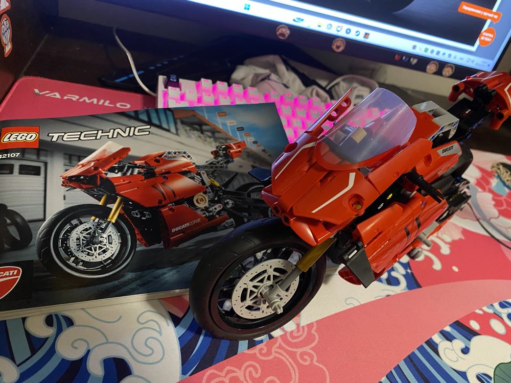 Lego Ducati Panigale 1 раз собирался.