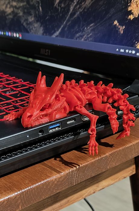 Czerwony, ruchomy smoczek