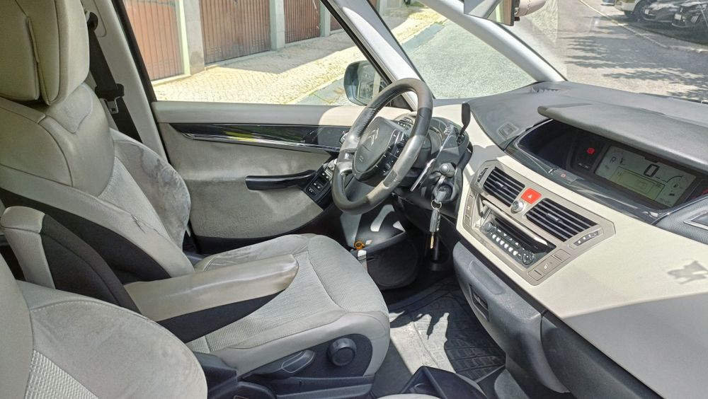Citroen C4 Grande Picasso 7l automática recebo retoma para facilitar.