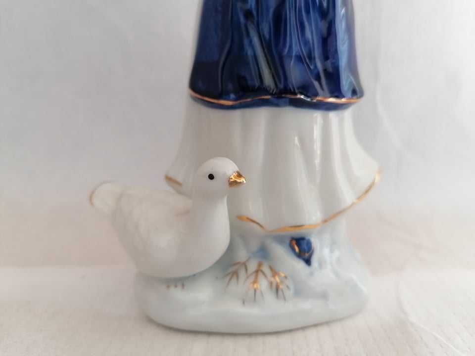 Porcelanowa figurka dama z gołąbkiem