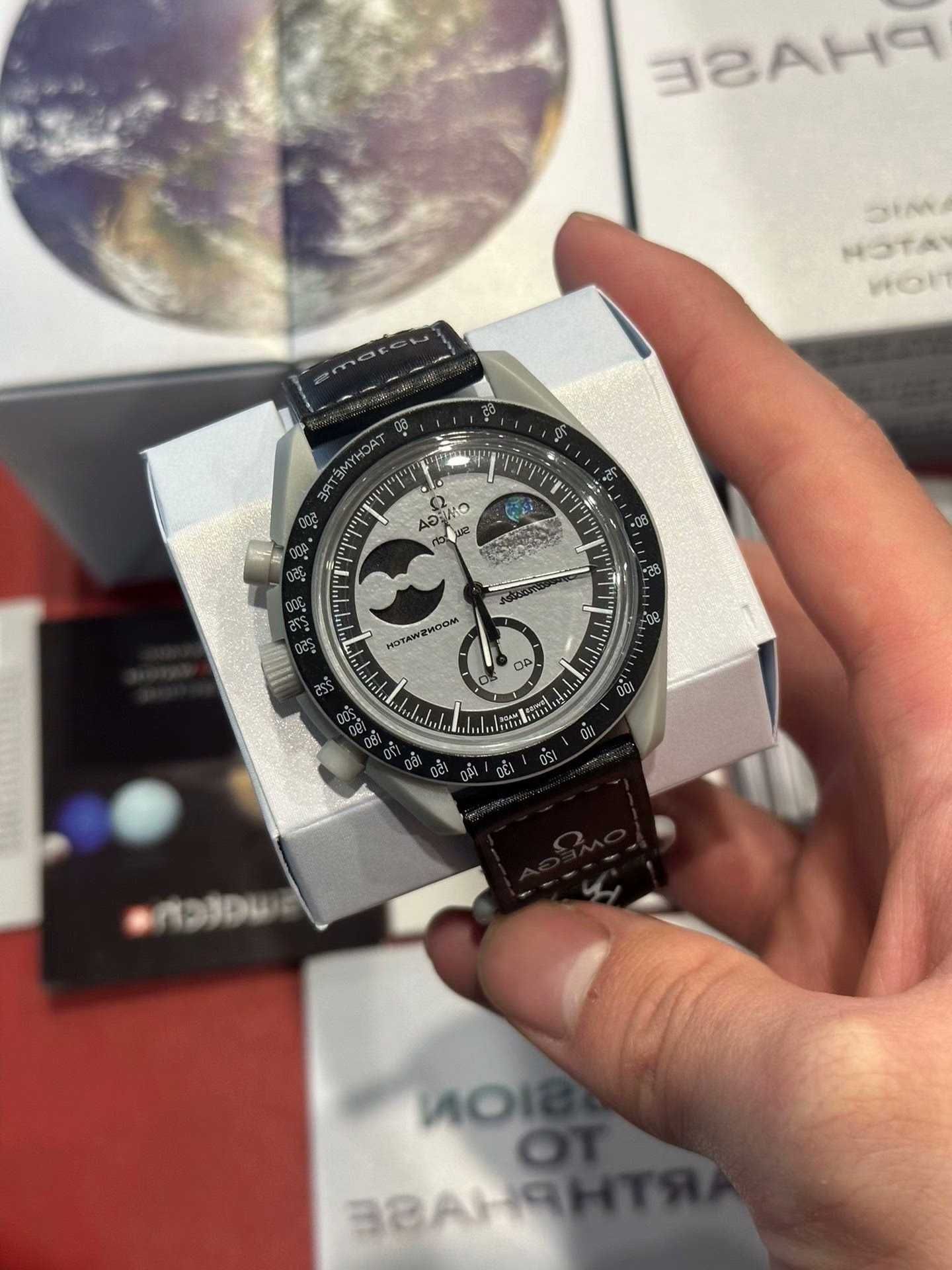 Omega Swatch Faza Ziemi SO33M700 - zegarek do codzienności