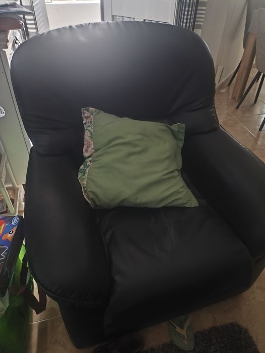 Sofás em pele pretos. Um terne e dois de um