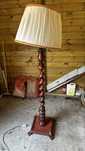 Lampa stojąca drewniana