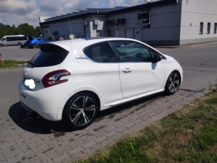 Peugot 208GTI jeżdżący