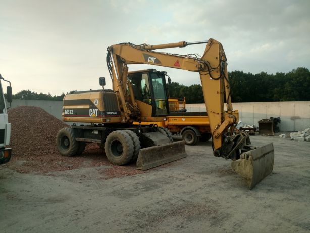 Piasek szary płukany bloczki betonowe fundamentowe cement wapno żwir