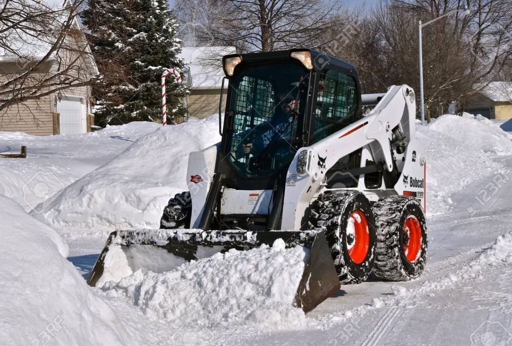 Чистка снігу спецтехнікою  bobcat , чищення та вивезення снігу