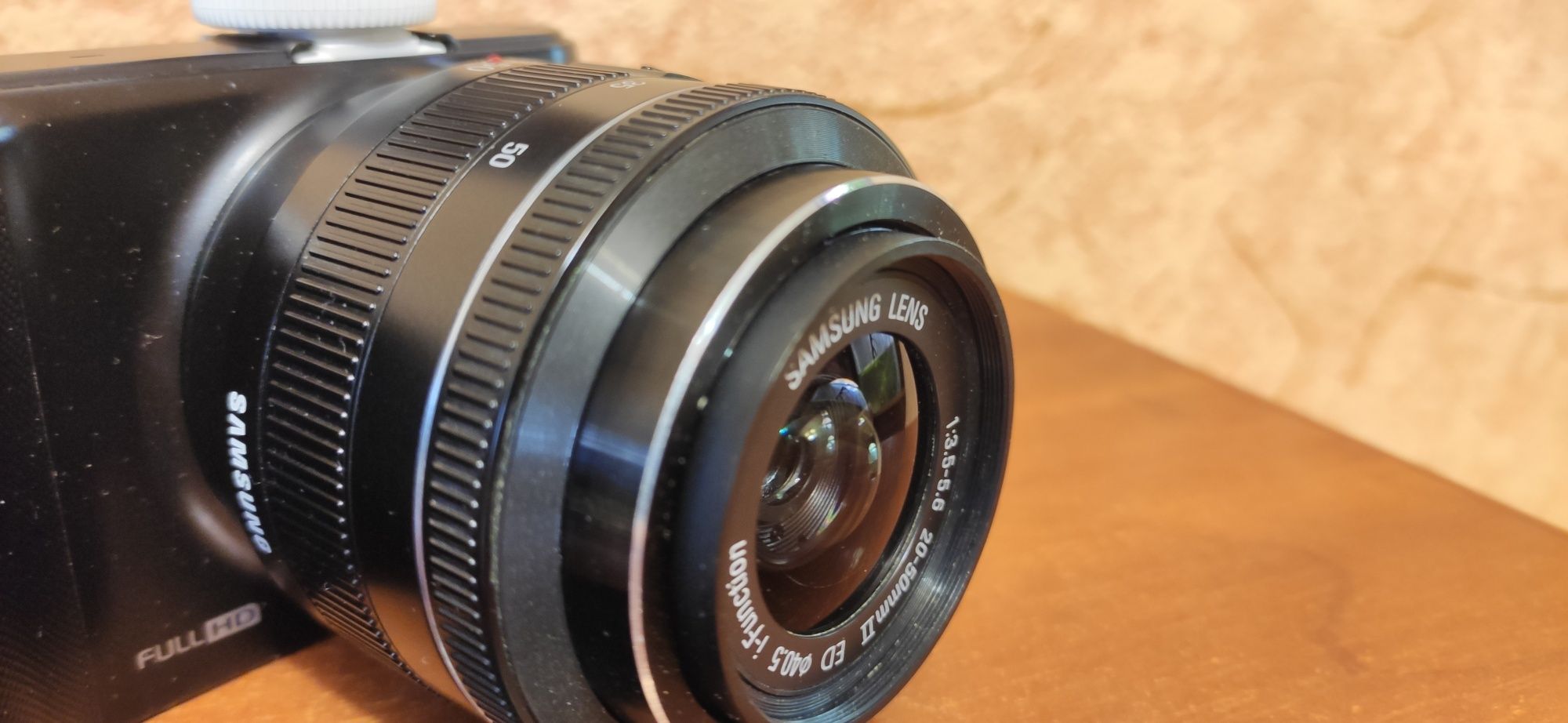 Samsung NX2000 Беззеркальная APS-C камера