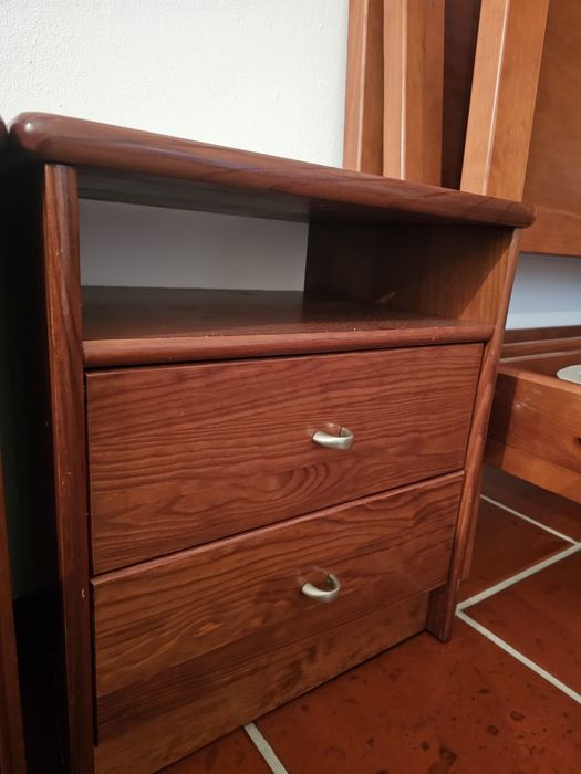 3 Camas Solteiro, Colchões e Mesas de Cabeceira