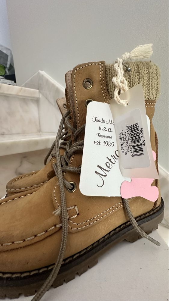 Botas de criança novas com etiqueta