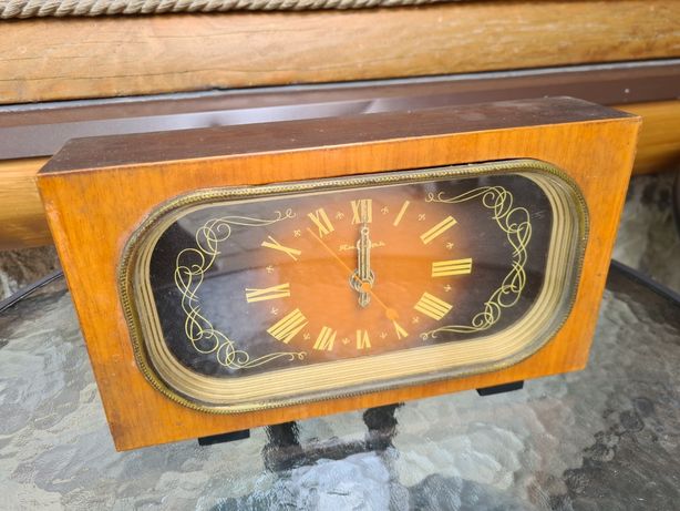 Часы настольные Янтарьна батарейке 1965
