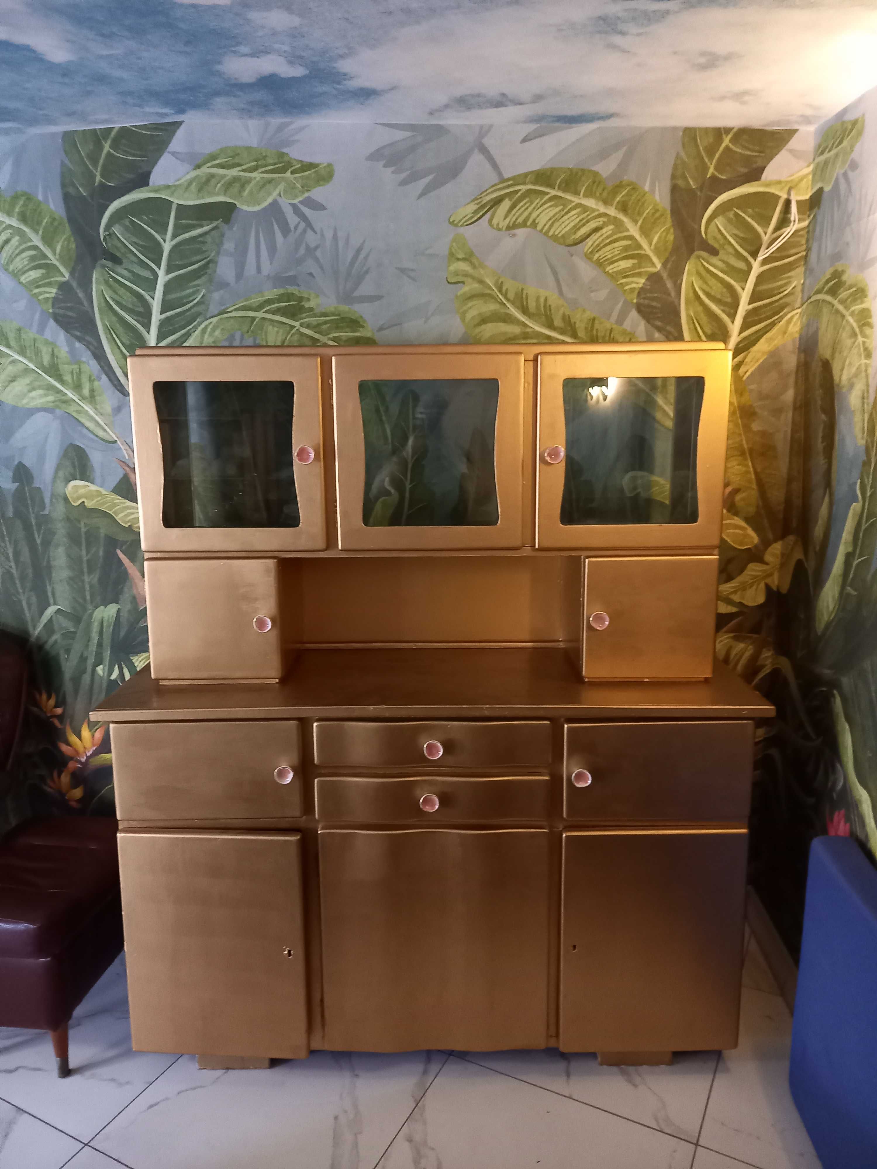Kredens ozdobny z lat 60-tych, odmalowane na złoto