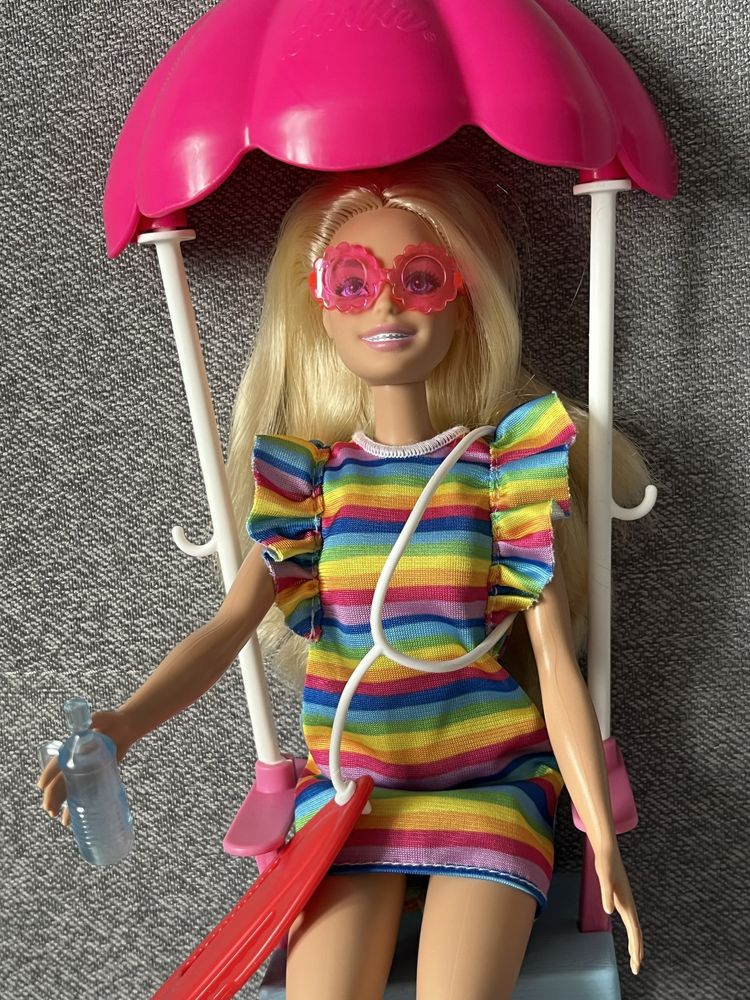 Barbie zestaw motorówka budka ratownika lalka z aparatem na zębach