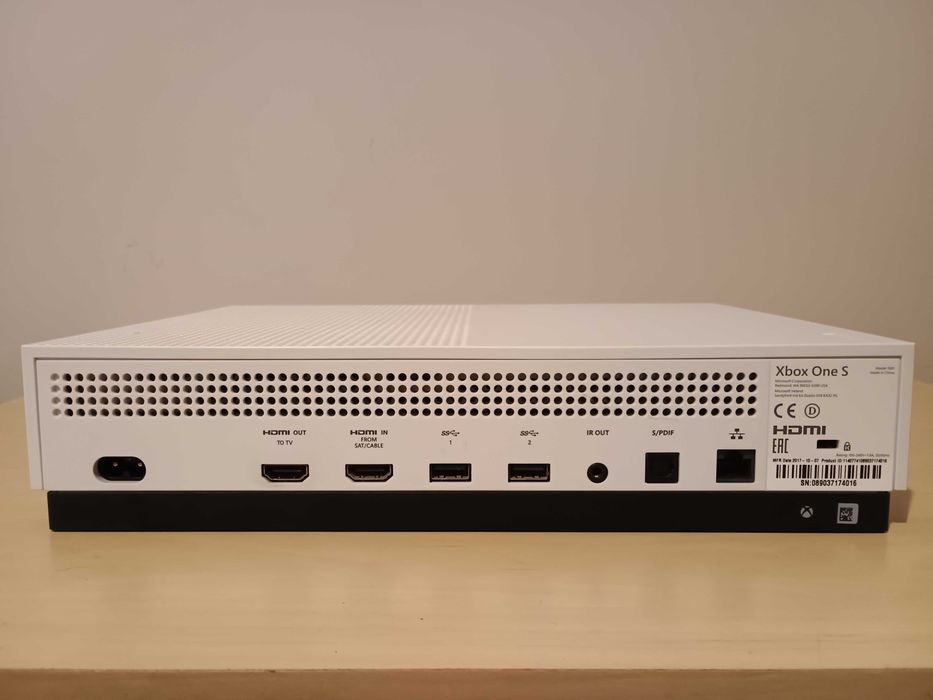 Xbox One S 500GB (oryginalne opakowanie) + 2 pady + kable + 4 gry