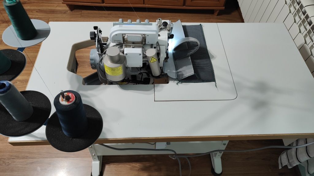 Owerlok Jack automat do średnich i ciężkich materiałów