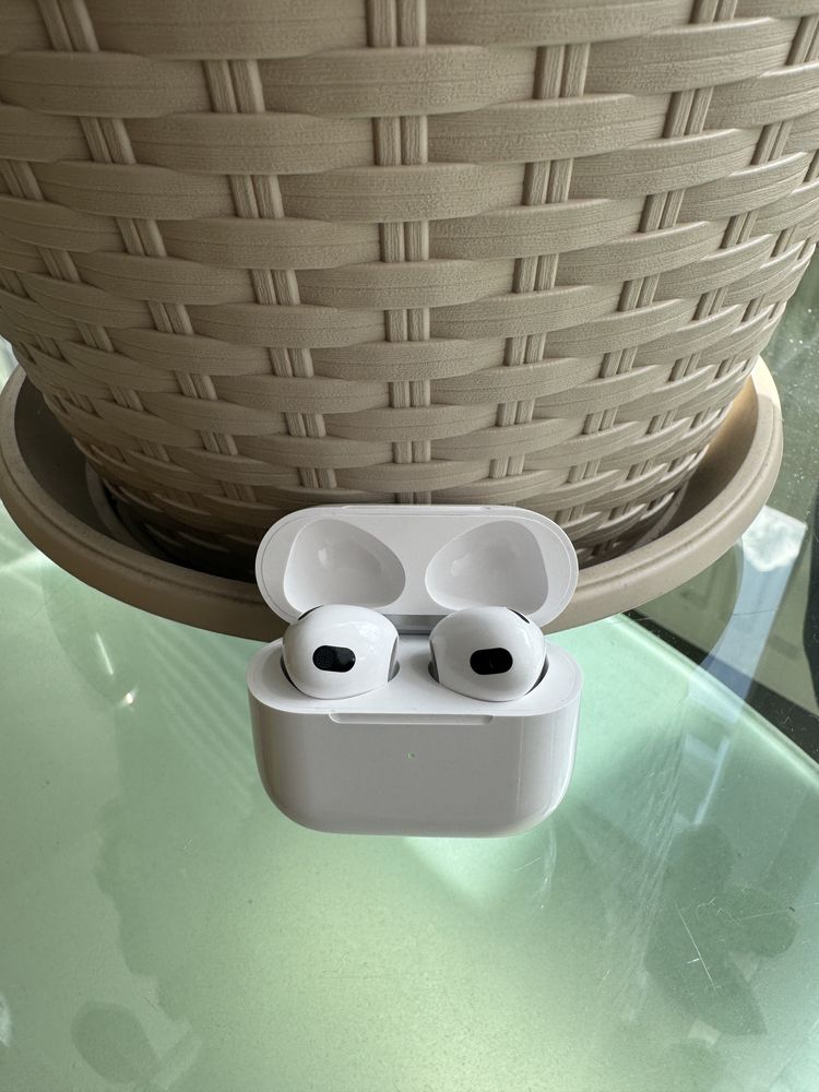 Продам Apple AirPods 3 Gen with MagSafe charging case