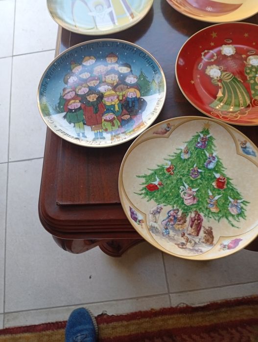 Pratos alusivos ao Natal em porcelana.  Diâmetro 20 cm.  da spal diaa