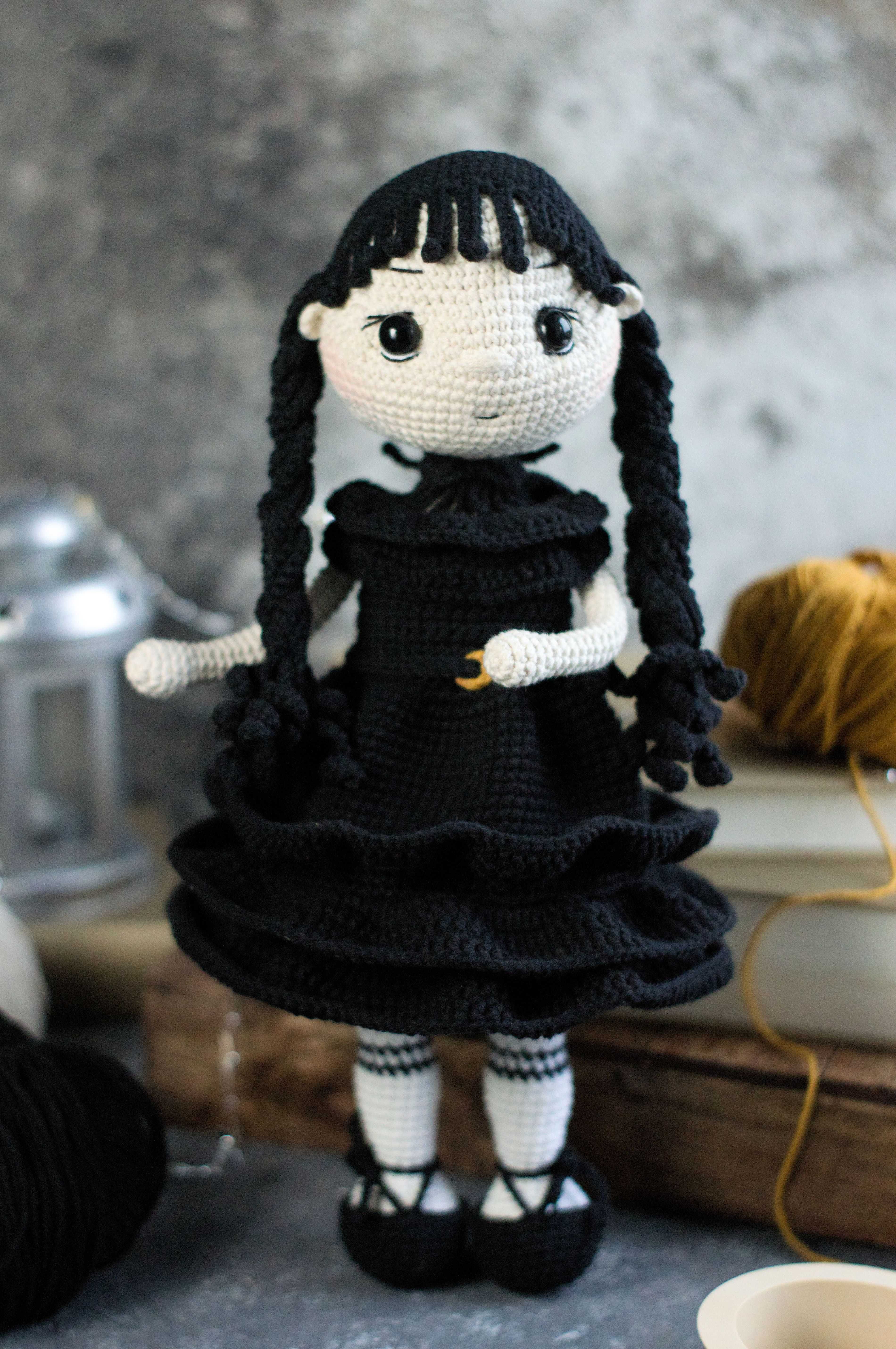 Lalka na szydełku, amigurumi - Wednesday