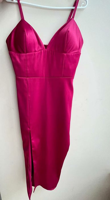 Бордова сукня з чашечками