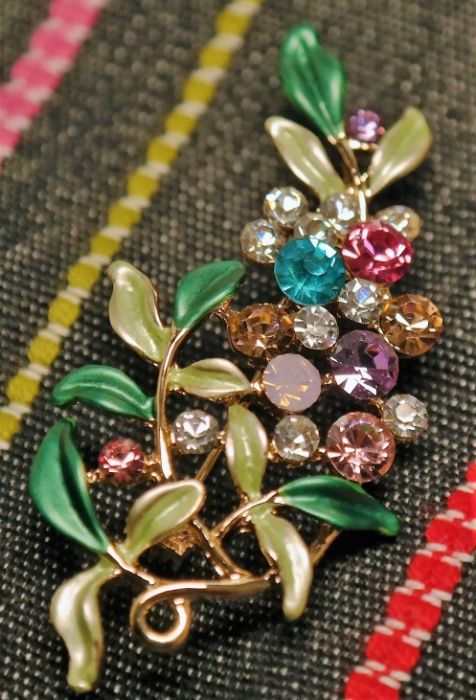 Alfinete de peito floral com cristais coloridos - pregadeira- broche