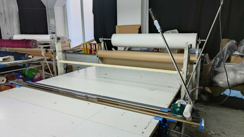 stół krawiecki z odkrawaczem do lagowania i krojenia, krojczy, roboczy