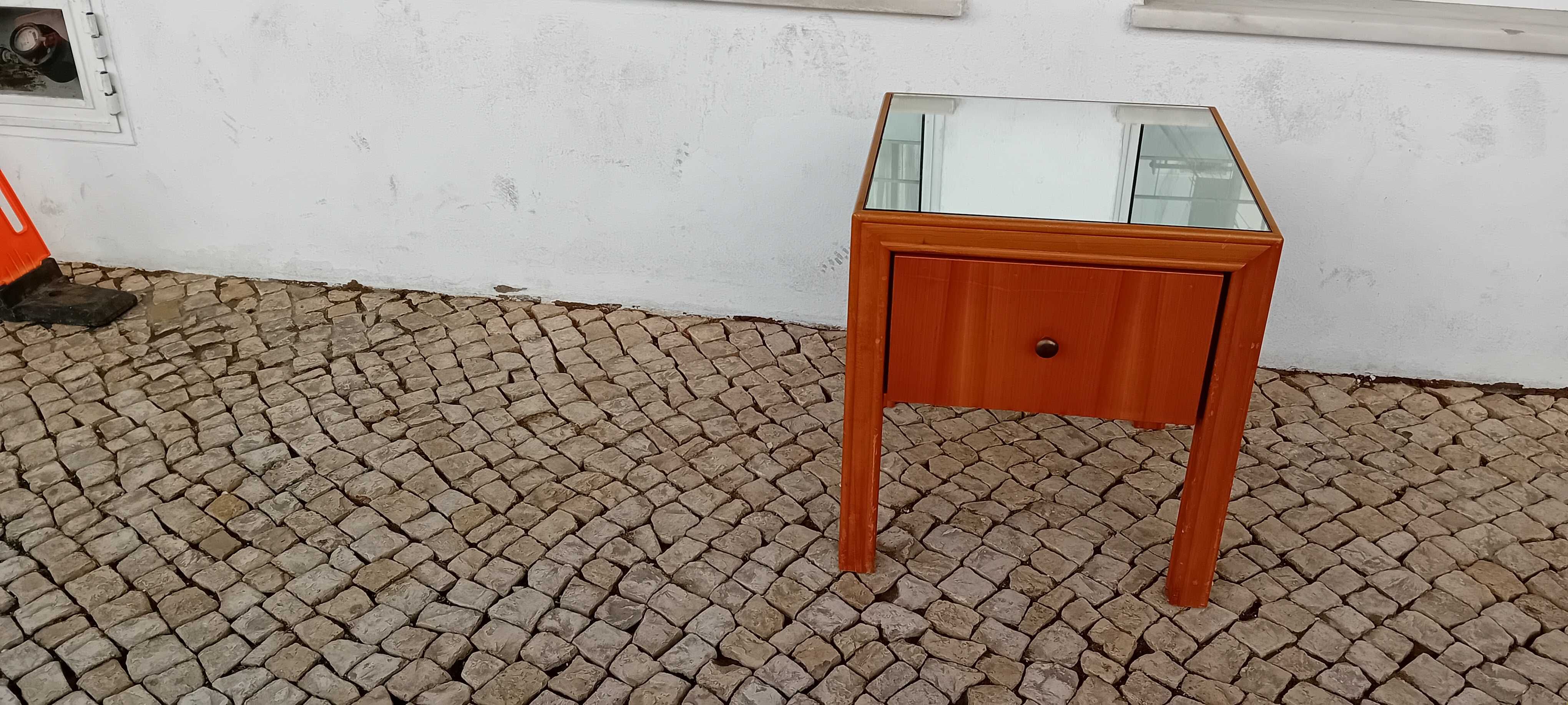 Baixa de preço! Mesas de cabeceira quadradas!