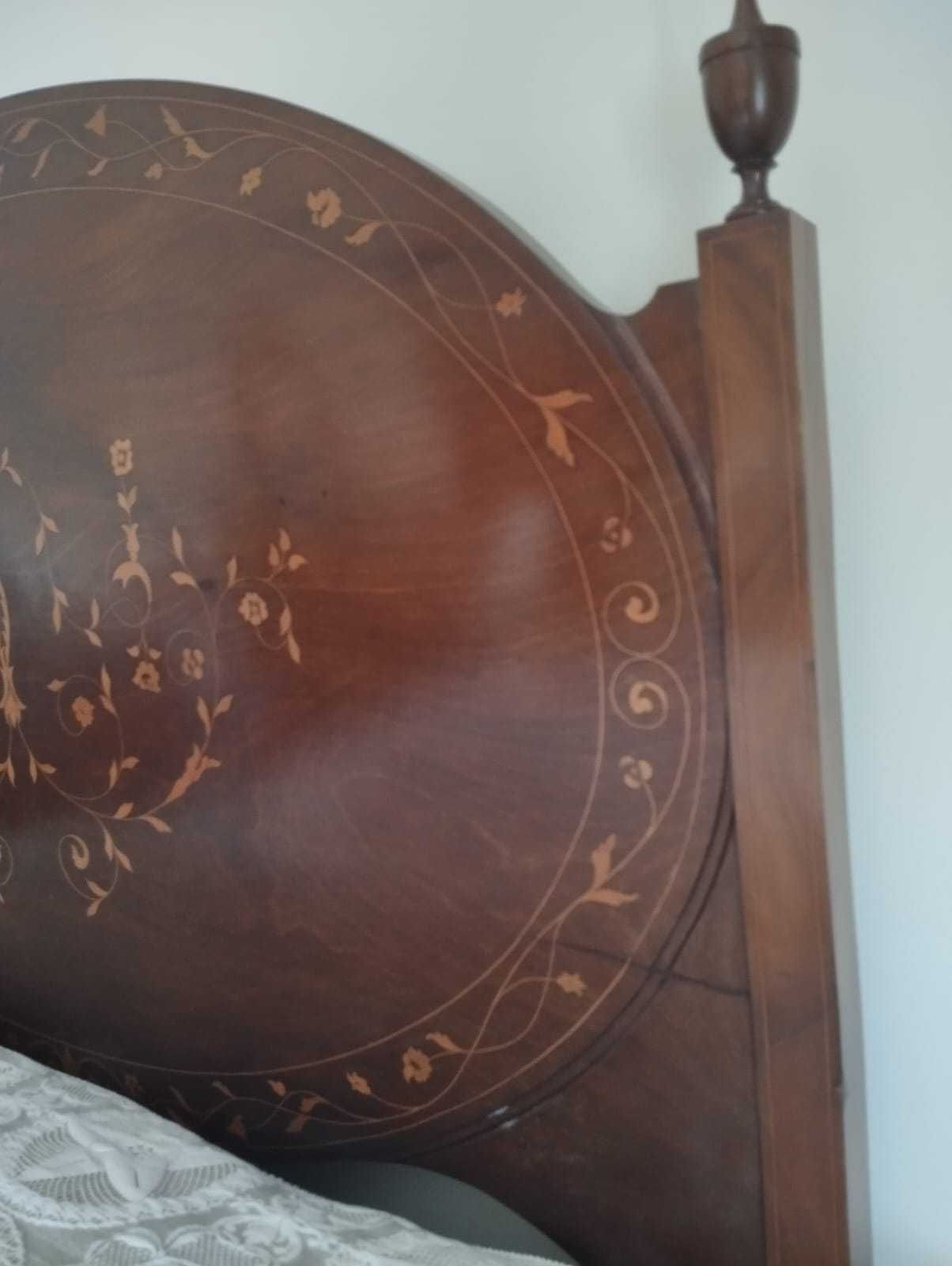 Cama D Maria e mesas de cabeceira
