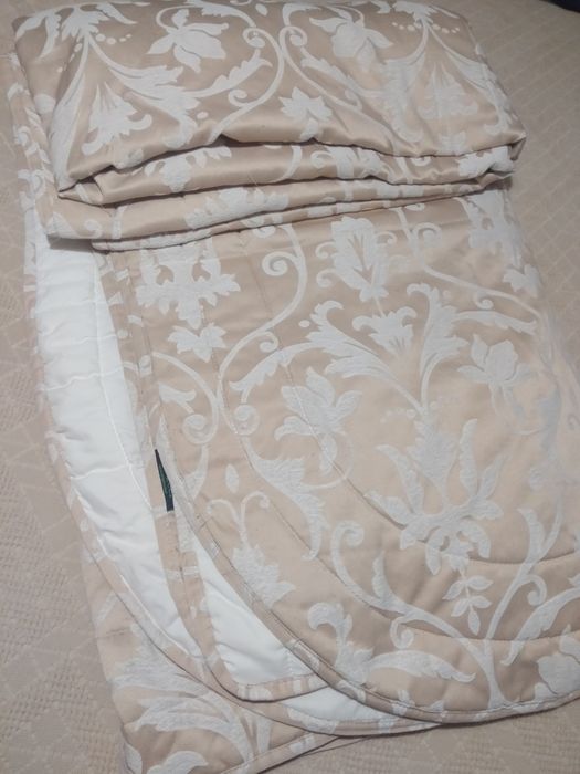 Lindíssima colcha de casal creme e dourado