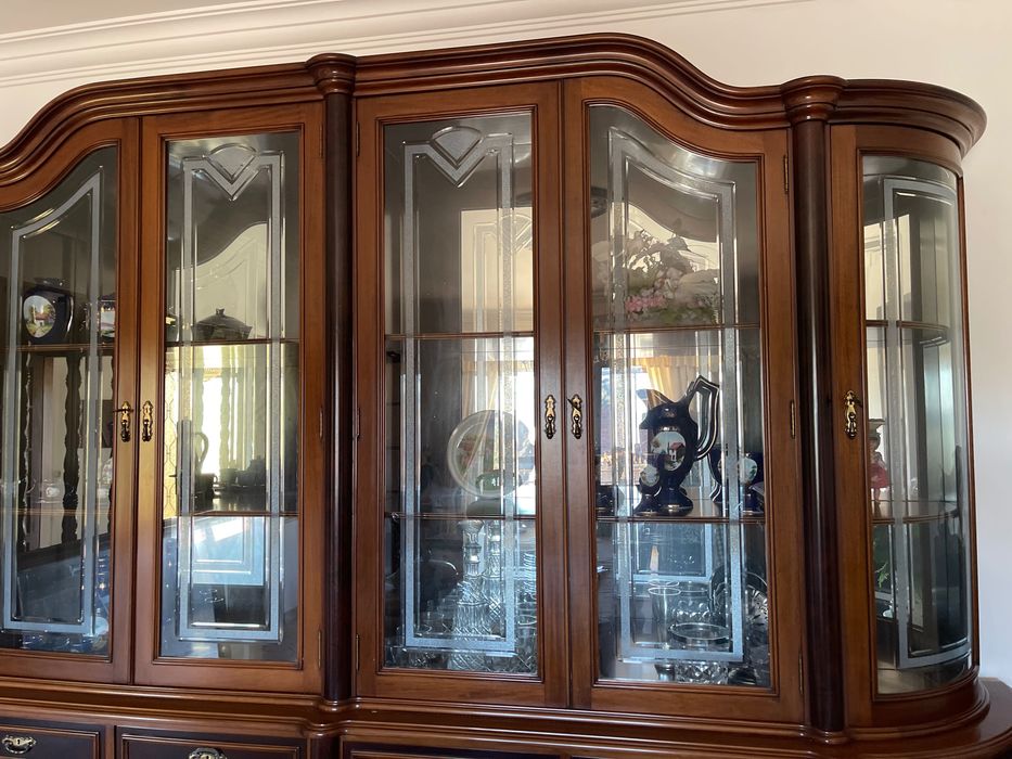 Buffet em nogueira com vitrina muito bom estado como novo