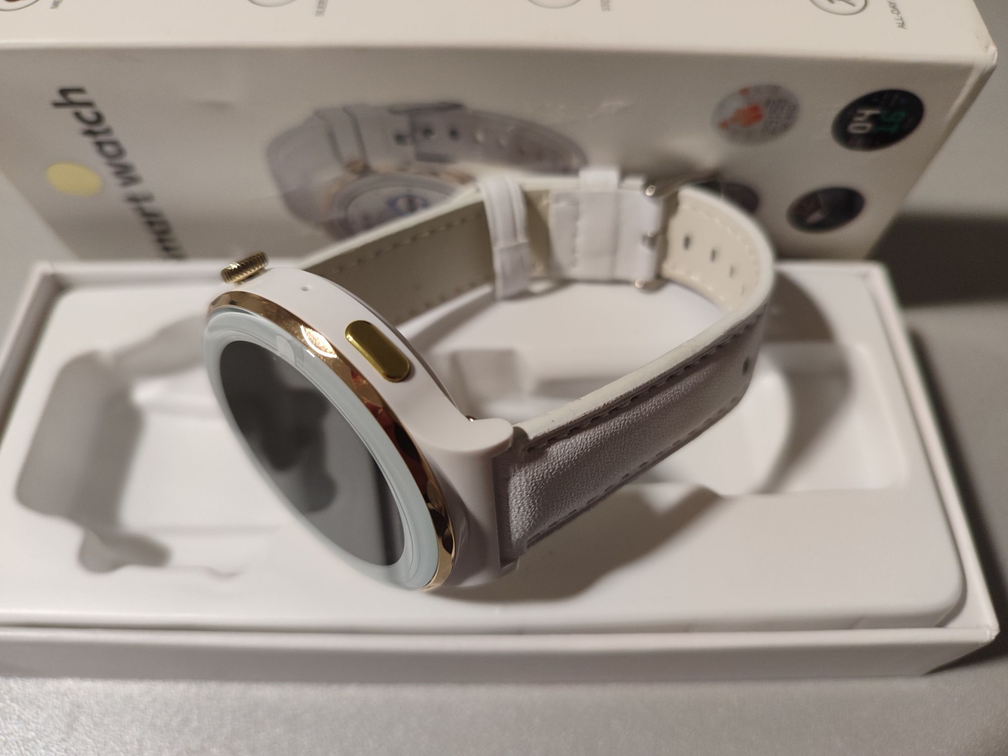 Nowy piękny biały smartwatch bluetooth zegarek