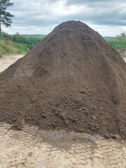 Czarnoziem ziemia pod trawnik piasek koparka wykop niwelacja transport