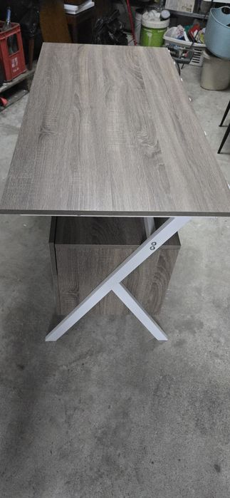 Secretária em bom estado.